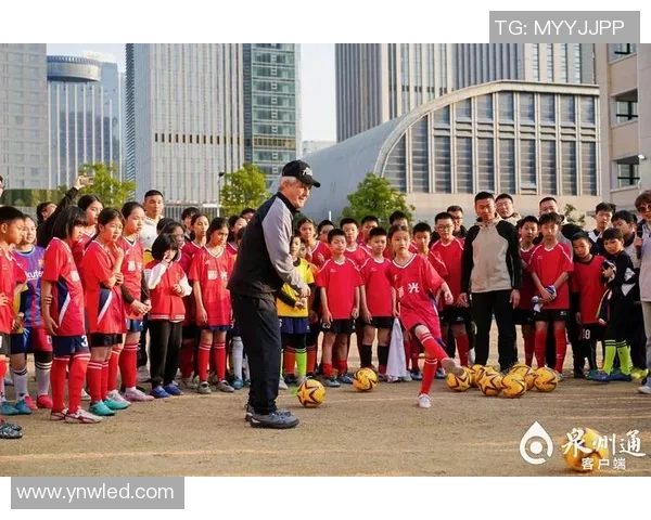 春节期间足球明星学习中文的趣味故事与文化交流活动